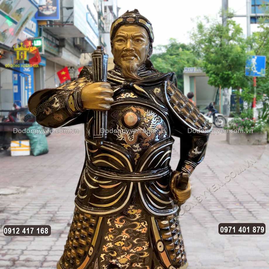 Gương mặt Ng&agrave;i được chạm khắc sắc n&eacute;t, uy nghi&ecirc;m